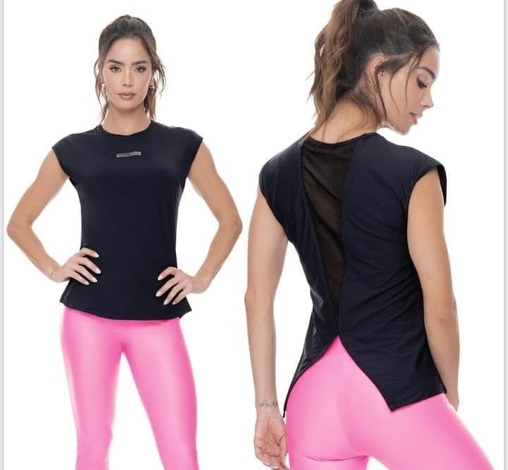 Camiseta con abertura en la cola